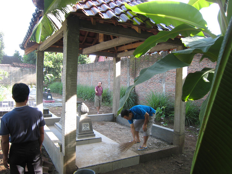 Grave with roof